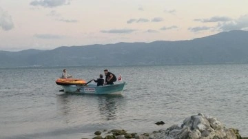 İznik Gölü'nde botta mahsur kalan turist kıyıya çıkarıldı