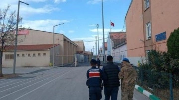 Jandarma berber rol&uuml; yaptı, 8 yıl hapis cezasıyla aranan şahsı yakaladı