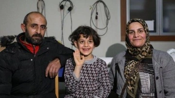 "Kader"in değiştiği an... T&uuml;rkiye'ye sığınan T&uuml;rkmen ailenin y&uuml;z&uuml; g&uuml;ld&uuml;