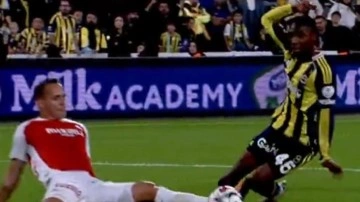Kadıköy'de gündem hakem! Karagümrük maç oynanırken isyan etti