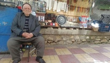 Kahramanmaraş'ta y&uuml;z&uuml;k ve saat satıcısı 44 yıldır aynı kaldırımda tezgah a&ccedil;ıyor