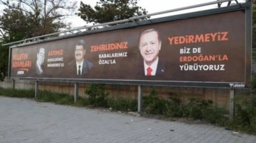 Kamptaki CHP'lilere Van'da  Menderes, &Ouml;zal ve Erdoğan'lı pankart s&uuml;rprizi