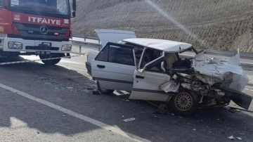 Kamyona arkadan çarpan araç hurdaya döndü: 1 ölü 1 yaralı