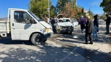 Kamyonetle otomobil kafa kafaya &ccedil;arpıştı; 1 &ouml;l&uuml; 3 yaralı