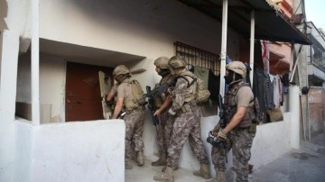 Kapılar ko&ccedil;başlarıyla kırıldı... Mersin'de dev şafak operasyonu