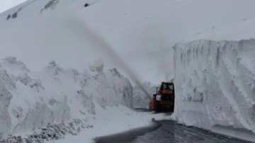 Kar kalınlığının 10 metreyi bulduğu Bah&ccedil;esaray yolunda zorlu m&uuml;cadele