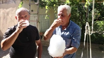 'Kar suyu' ile yaz sıcağında serinliyorlar