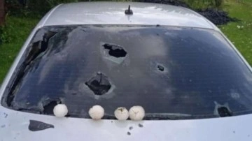 Kar topu büyüklüğünde dolu yağdı! Araçlar hasar gördü