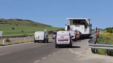 Karadan giden yat, görenleri şaşkına çevirdi