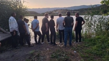 Karamurat Gölü'nde kayık alabora oldu! Genç aranıyor