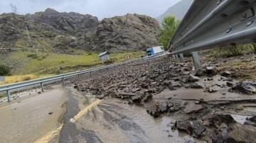 Karayolunda heyelan: Ulaşım tek şeritten sağlanıyor!