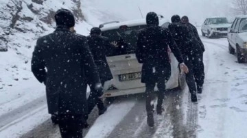 Karlı yollar ge&ccedil;it vermedi! AK Parti heyeti, vali ve belediye başkanı vazge&ccedil;medi