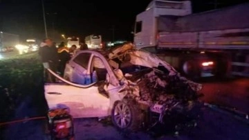 Karşı şeride ge&ccedil;en otomobil ile kamyon &ccedil;arpıştı; 1 &ouml;l&uuml;, 2 yaralı