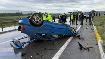 Karşı şeride geçen otomobil kaza yaptı: 1 ölü, 4 yaralı