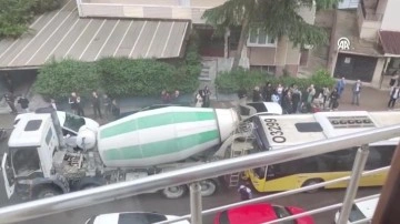 Kartal'da İETT otobüsü ile beton mikseri çarpıştı, trafik yoğunluğu oluştu
