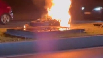 Kartal’da, otomobil ile çarpışan motosiklet alev aldı