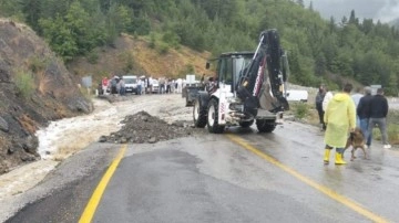 Kastamonu'da kuvvetli sağanak! Karayolu ulaşıma kapandı