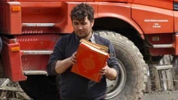 Kastamonu'da Kur'an'-ı Kerim'leri kurtarmak i&ccedil;in alevlerin arasında daldı