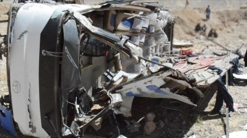 Katliam gibi kaza: Yolcu otobüsü ile kamyon çarpıştı: 11 ölü, 45 yaralı