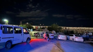 Kayalıklarda yürürken denize düşüp, ağır yaralandı