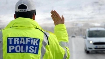 Kaza yaptıysanız sakın bunu yapmayın: Artık aracını terk edene...