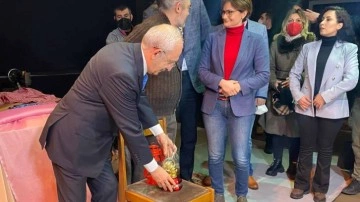 Kemal Kılı&ccedil;daroğlu elektriği kesilen Moda Sahnesi'ne gitti Bah&ccedil;eli'nin hediyesini bıraktı