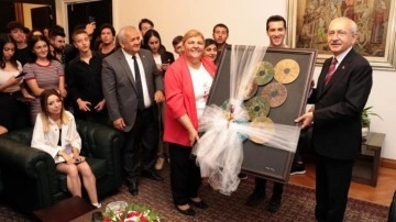 Kemal Kılı&ccedil;daroğlu'na 'Kirpi oklu' tablo hediye edildi