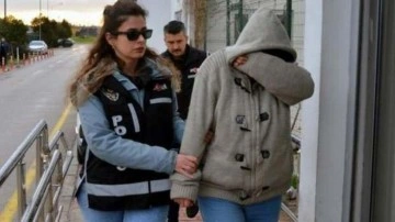 Kendisini kamu g&ouml;revlisi olarak tanıtıp, işe aldırma vaadiyle dolandırdı