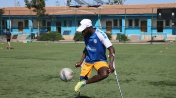 Kenya'da ayağını kaybetti, Şanlıurfa'da futbolla hayata tutundu