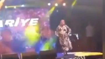 Kibariye sahneden d&uuml;şt&uuml;: Apar topar hastaneye kaldırıldı