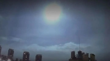Kiev'de g&ouml;ky&uuml;z&uuml;nde beliren ışık halkı paniğe s&uuml;r&uuml;kledi... NASA "İlgimiz yok" dedi!