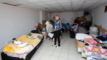 Kiracısı çıkmayınca 4 yıldır depoda yaşıyor!