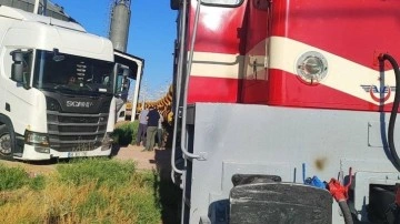 Kırıkkale'de yük treni tıra çarptı