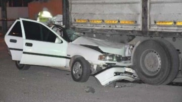 Kırıkkale'de otomobil park halindeki TIR'a &ccedil;arptı: 1 &ouml;l&uuml;