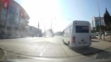 Kırmızı ışıkta geçen dolmuş şoförü yolcuların canını hiçe saydı