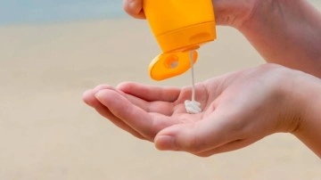 Kıyafetten g&uuml;neş kremi lekesi nasıl &ccedil;ıkar?