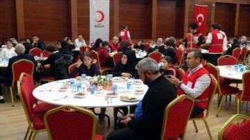 Kızılay, Avcılar&rsquo;da Mevlit Kandili&rsquo;nde &ouml;ks&uuml;z &ccedil;ocukları bir araya getirdi