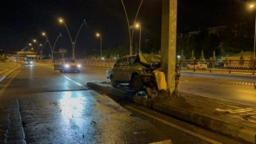 Klasik otomobil direğe saplandı