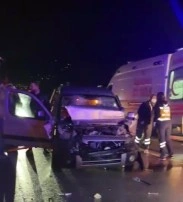 Kocaeli'de 26 ara&ccedil; birbirine girdi: 2'si ağır 13 yaralı