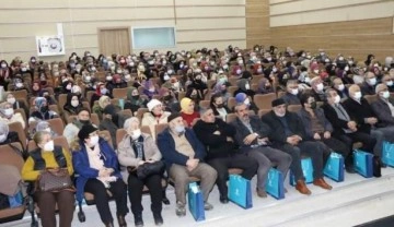 Kocaeli'de d&uuml;zenlenen s&ouml;yleşide yaşlılara &ouml;rg&uuml; ve bulmaca seti hediye edildi