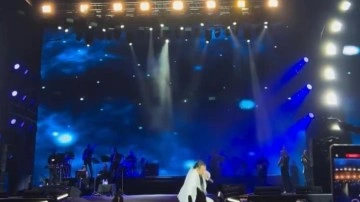 Konserde talihsiz anlar: Şarkıcı Bayhan sahnede yere düştü