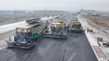 Konya Büyükşehir Aslım caddesinde yoğun asfaltlama çalışması yapıyor