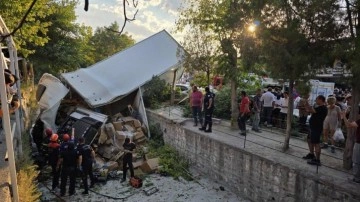 Korkunç kaza! Freni boşalan kamyon 10 araca çarptı