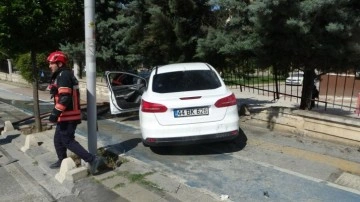 Korkunç kaza: Önce otomobile sonra duvara çarpan araç alev aldı!