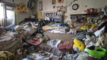 Kötü koku gelen evden, 4 kamyon çöp, 12 kedi ve 3 kaplumbağa çıktı