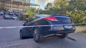 Küçükçekmece’de sürücü fark etmediği merdivenlerde asılı kaldı