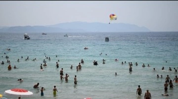 Kuşadası'nda plajlarda bayram yoğunluğu!