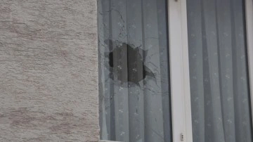Küstüğü eşinin yaşadığı daireyi kurşunladı