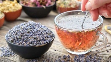 Lavanta &ccedil;ayının faydaları saymakla bitmiyor! İbrahim Sara&ccedil;oğlu'nun lavanta &ccedil;ayı tarifi...