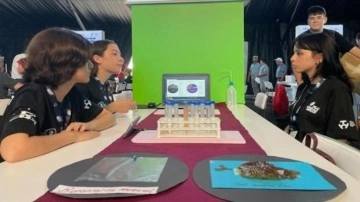 Lisa &ouml;ğrencileri yaptı! Meşe palamudundan &uuml;retilen plastik suda 1 ayda &ccedil;&ouml;z&uuml;n&uuml;yor